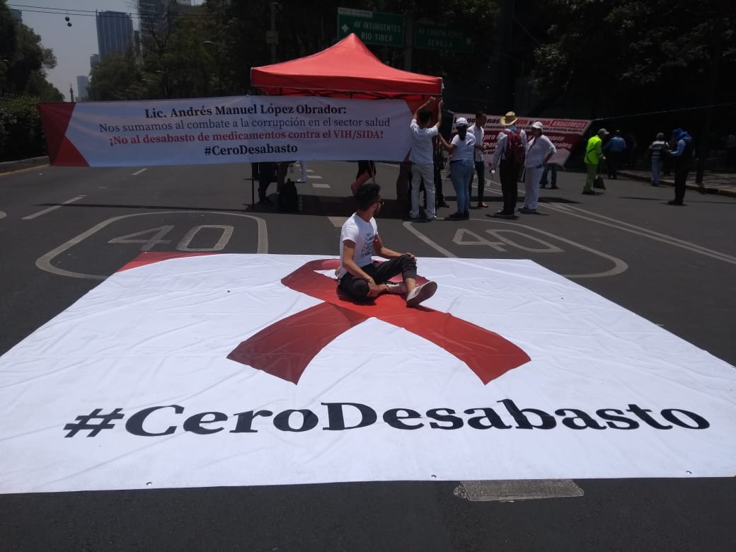FOTO IMSS denuncia robo de medicamentos para VIH; en la imagen, pacientes protestan este 2 de mayo por desabasto de medicinas (S.Servín)