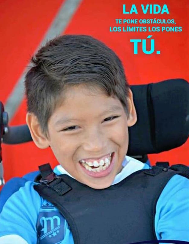 Foto Padre empuja la silla de ruedas de su hijo para que pueda jugar futbol 29 mayo 2019