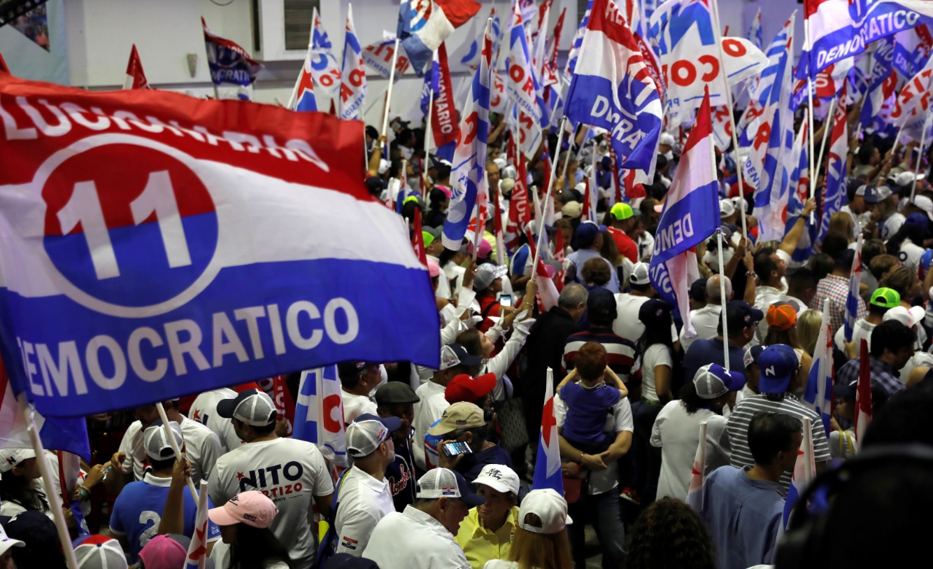 Foto: Ondean banderas mientras esperan la llegada del candidato presidencial Laurentino Cortizo del Partido Revolucionario Democrático (PRD) Panamá, Panamá, 5 de mayo de 2019 (Reuters)