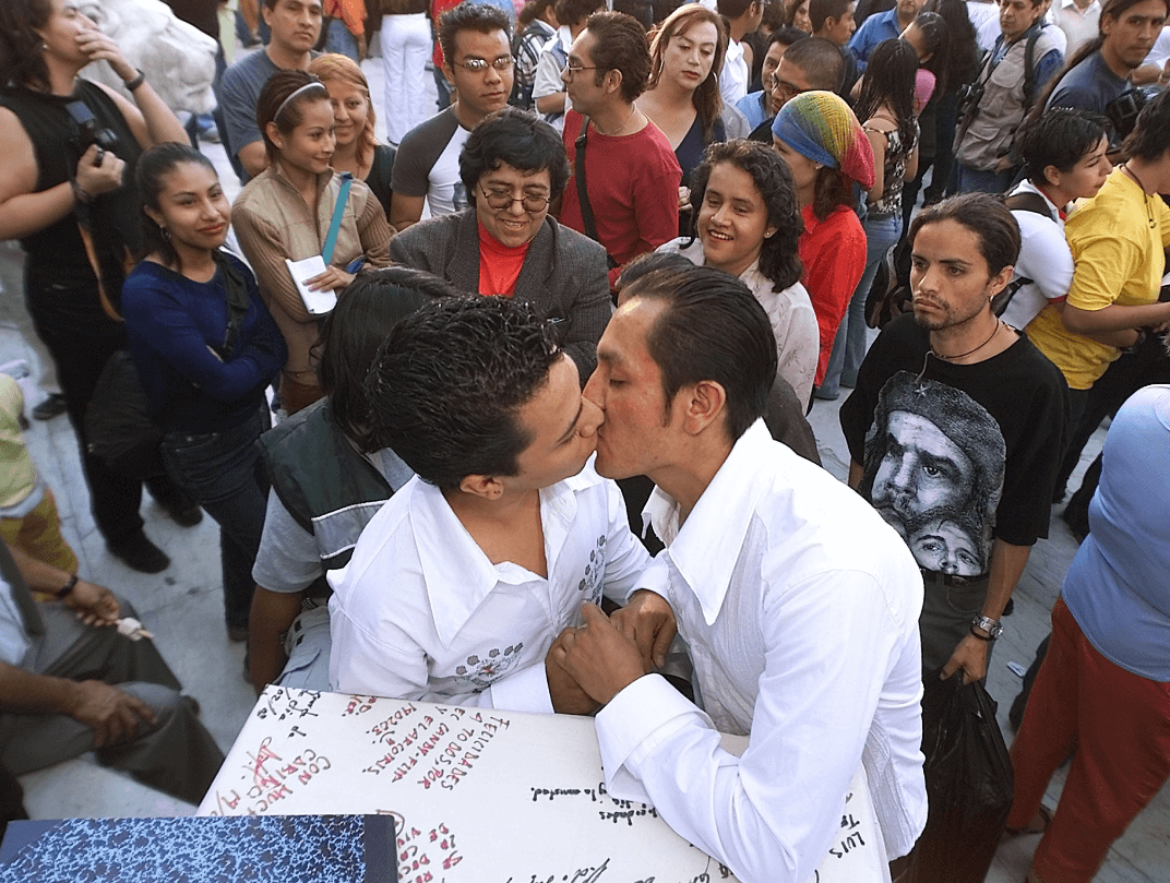 Foto: Pareja gay se besa durante una ceremonia de matrimonio el 14 de febrero de 2003, Ciudad de México