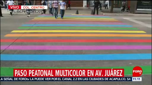 Paso peatonal multicolor en avenida Juárez por Día contra la Homofobia