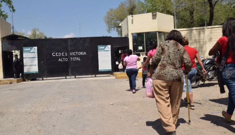 Imagen: Las familias de los internos tuvieron acceso al CEDES donde ya se lleva a cabo con normalidad el día de visita, el 4 de mayo de 2019 (Twitter @VoceriaSegTAM, archivo)