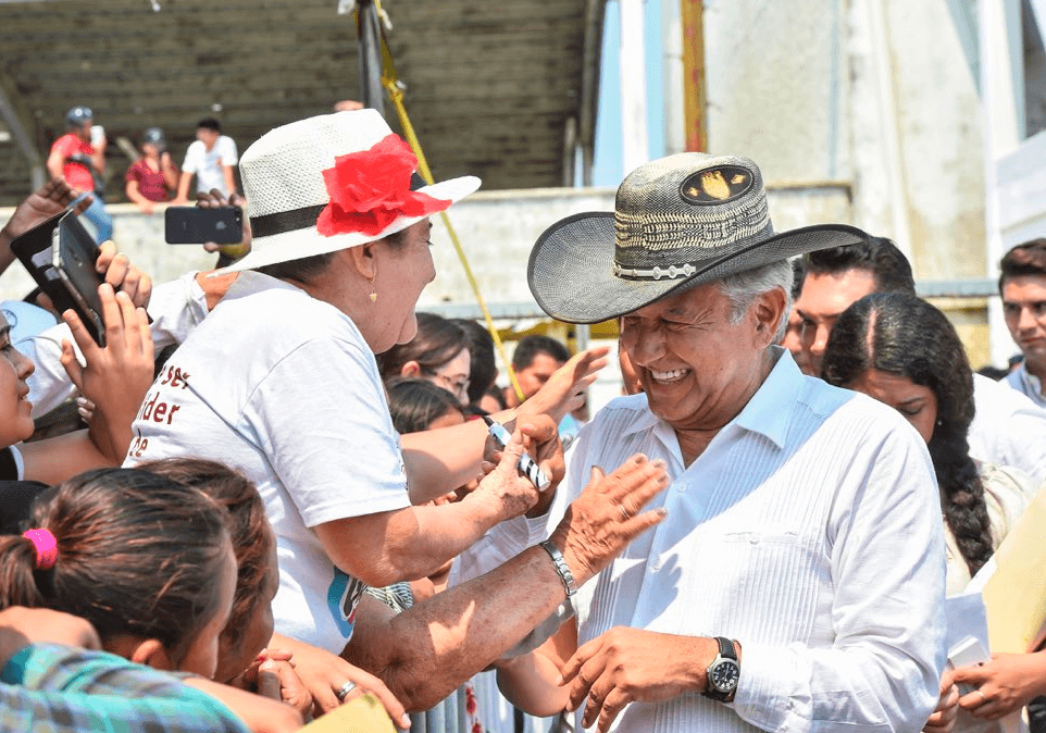 Foto: Personas saludan el presidente López Obrador en Campeche, 14 de abril de 2019, México