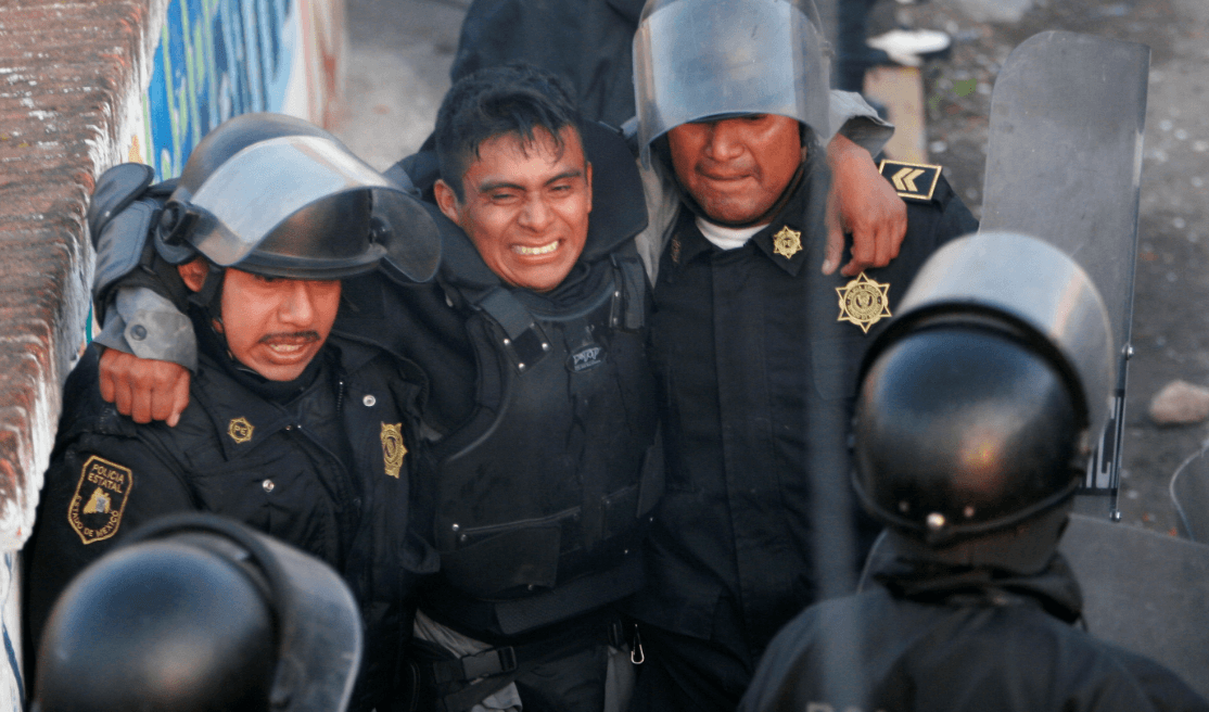 Foto: Policía lesionado en disturbios de San Salvador Atenco, 3 de mayo de 2006, México