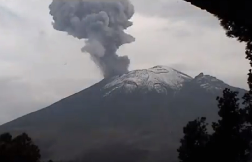 Foto: El Cenapred reporta este sábado que el volcán Popocatépetl registró una explosión a las 19:02 horas con moderado contenido de ceniza, mayo 4 de 2019 (Twitter: @CNPC_MX)