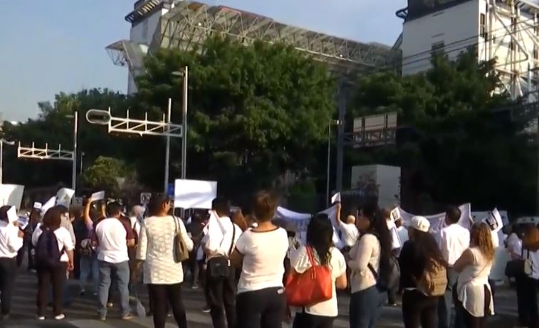 Trabajadores y médicos del ISSSTE marchan en la CDMX