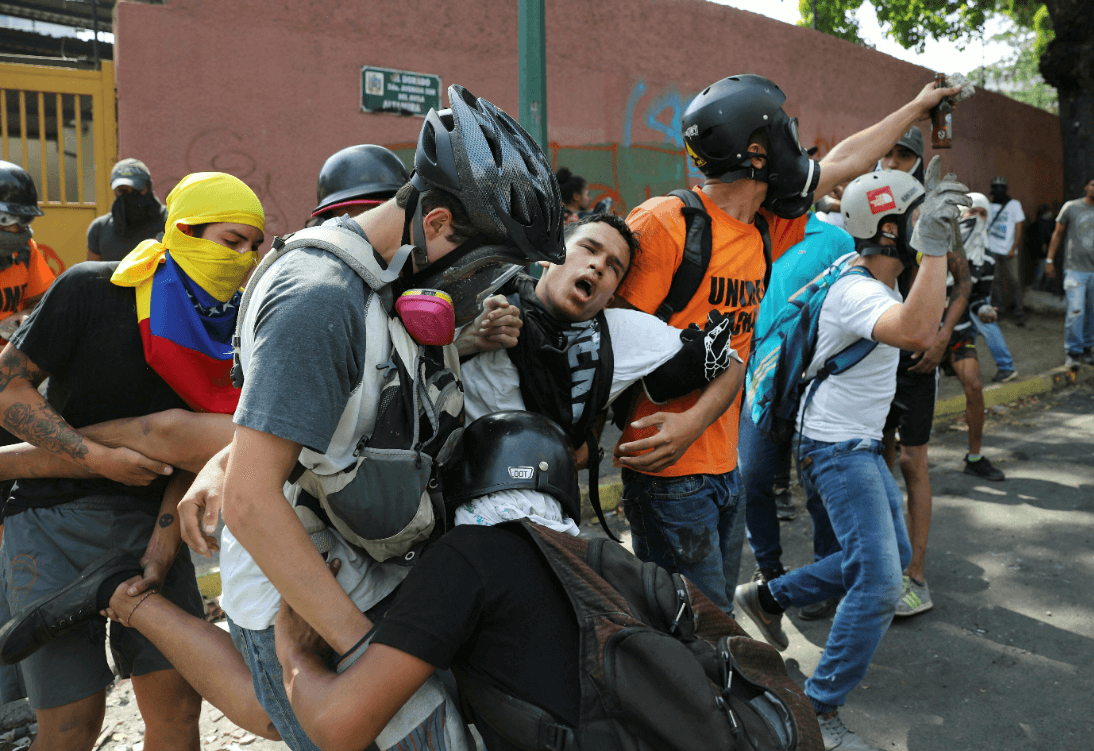 Foto: Un manifestante antigubernamental es llevado tras ser afectado por el gas lacrimógeno lanzado por las fuerzas de seguridad en Venezuela, 1 de mayo de 2019 