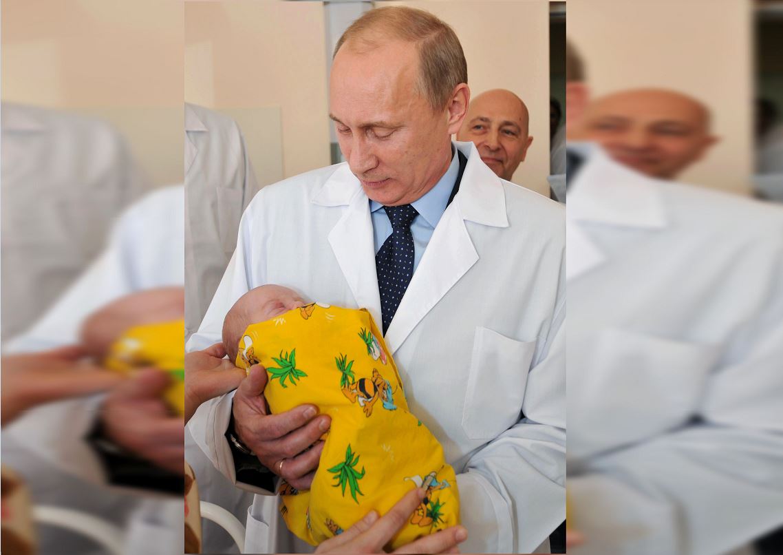 Foto: El presidente Vladimir Putin carga a un bebé en un hospital de maternidad en Kaliningrado, Rusia, 23 mayo 2019