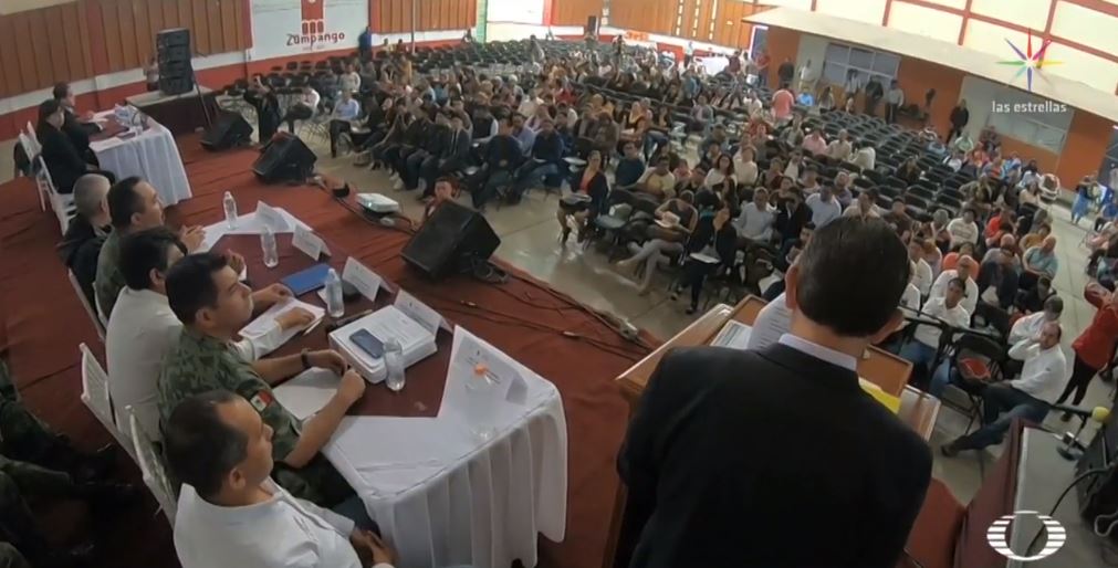 Foto Ejidatarios protestan en reunión sobre impacto ambiental de aeropuerto de Santa Lucía 31 mayo 2019