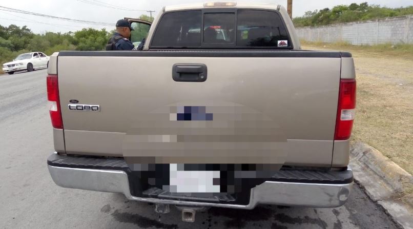 Foto: Al realizar la inspección del vehículo se localizaron ocultas, detrás del asiento, a 10 personas, entre ellas, 2 menores de edad, el 5 de mayo de 2019 (Noticieros Televisa)