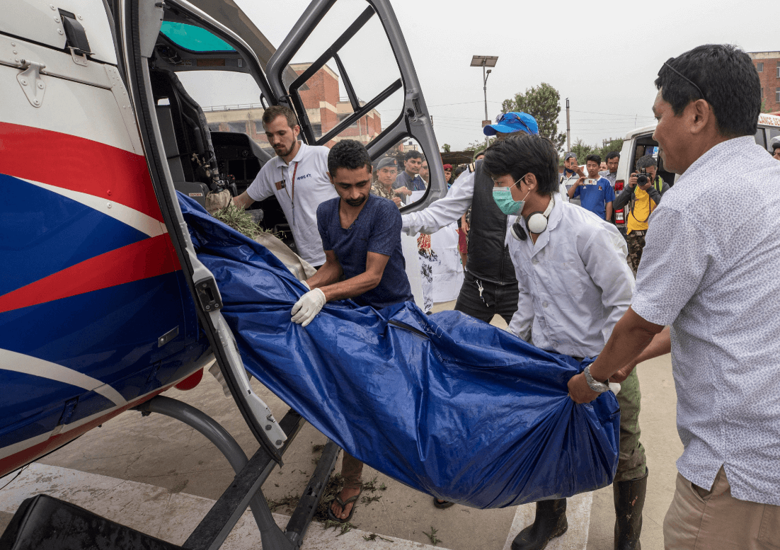 Foto: Rescatistas trasladan el cuerpo de un montañista muerto en el Everest, 23 de mayo de 2019, Katmandú, Nepal