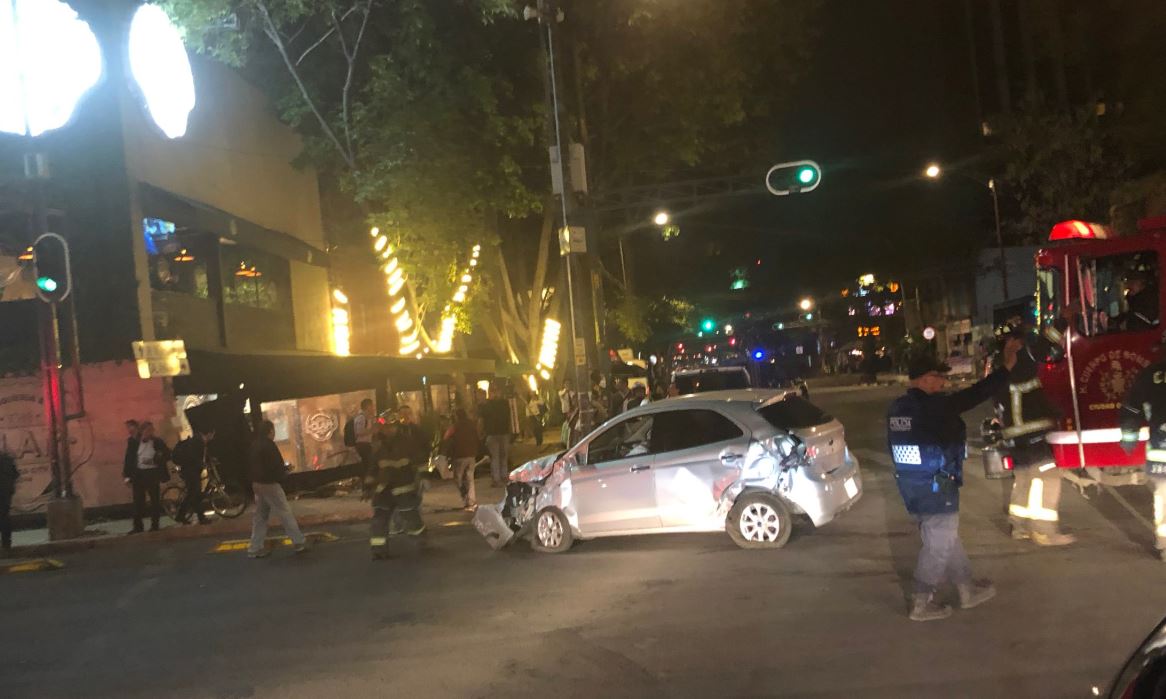 Foto: El conductor de un automóvil terminó su recorrido adentro de un restaurante en la colonia Roma, 10 mayo 2019