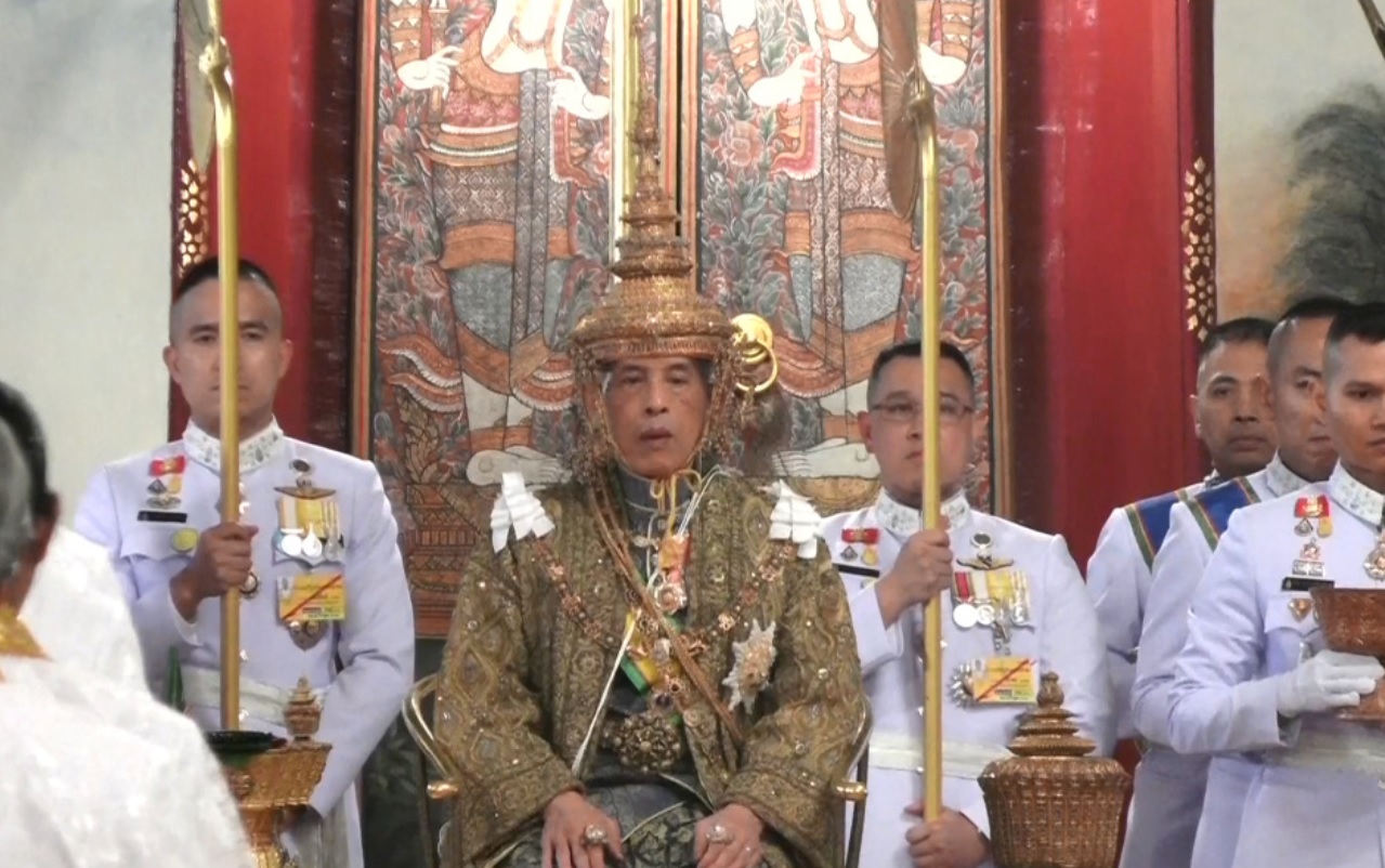 El rey Vajiralongkorn de Tailandia es coronado en una suntuosa ceremonia