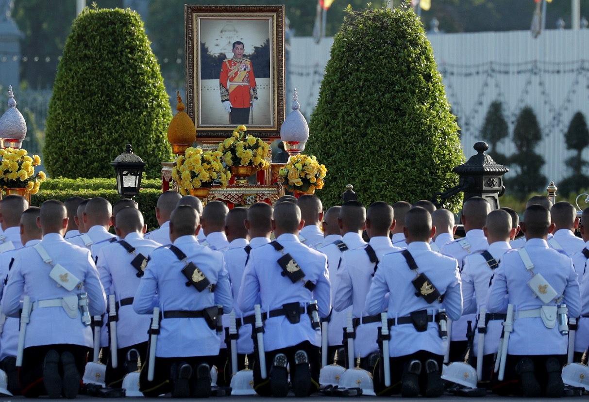 El rey de Tailandia concede un indulto masivo antes de su coronación