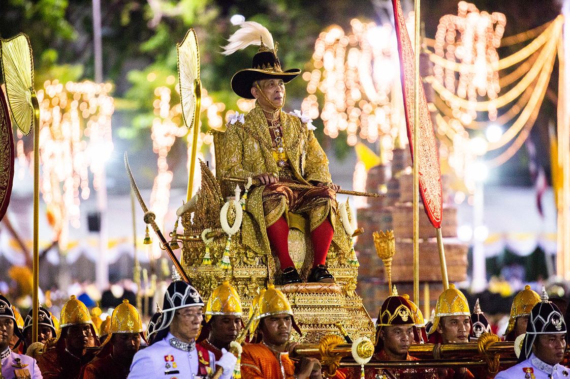 Foto: Miles de tailandeses saludan a su rey durante una vistosa procesión por las calles de Bangkok, 5 mayo 2019