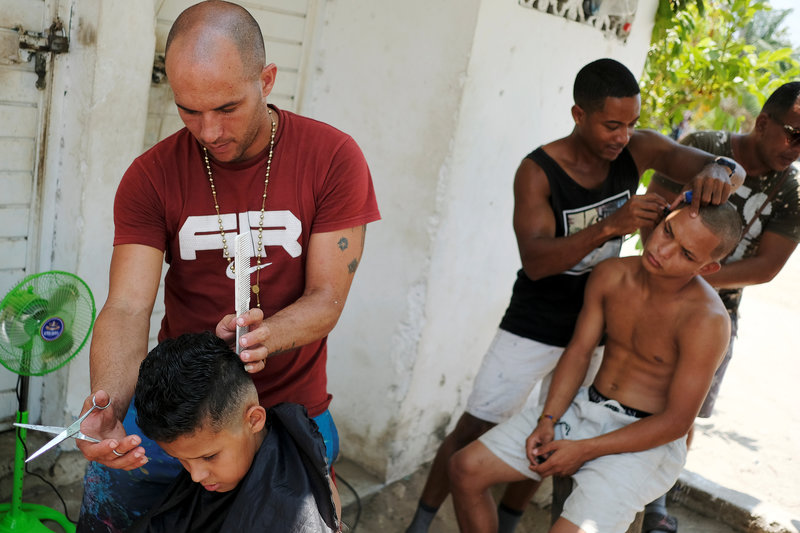 Migrantes cubanos buscan empleo mientras regularizan su estancia en México