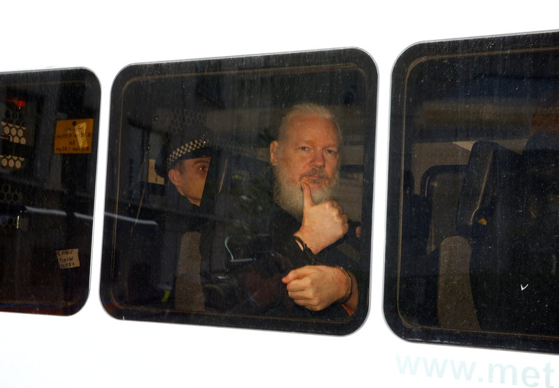 Fiscalía sueca presenta orden de detención contra Assange por violación
