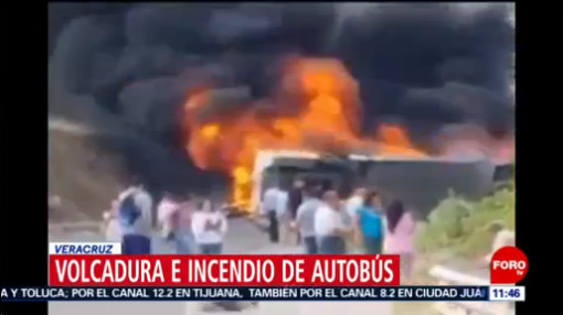 Se incendia autobús de pasajeros tras volcar en Veracruz