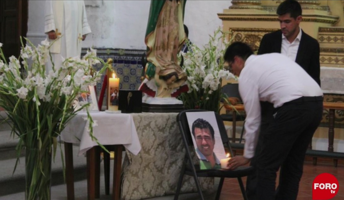 Juan Pablo Adame denuncia robo en panteón durante sepelio de su tío