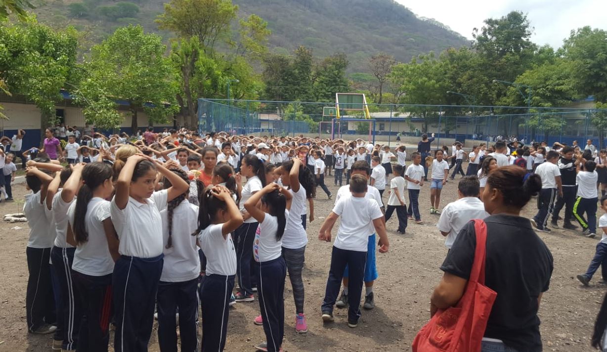 Foto: En Nicaragua alumnos de primaria salen de manera ordenada a la zona de evacuación durante el sismo, 16 mayo 2019