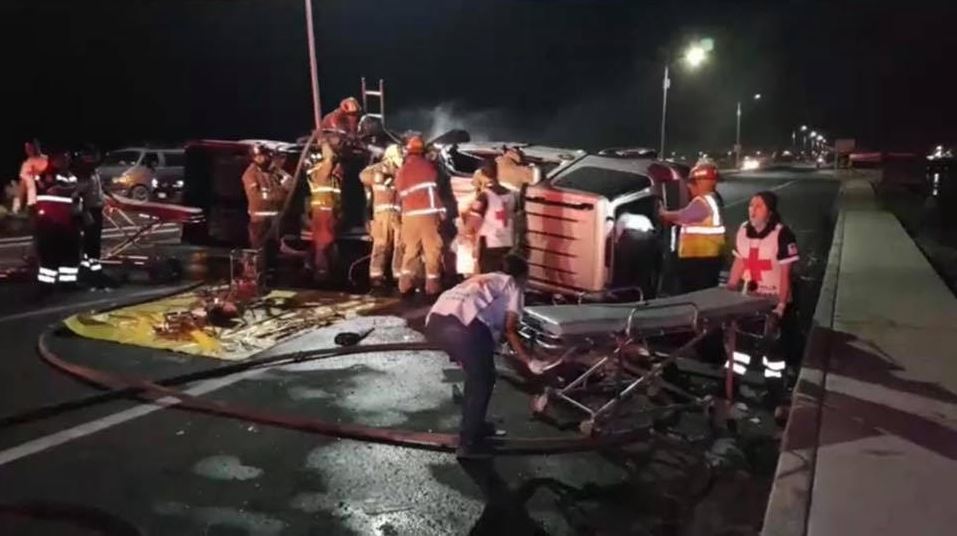 Foto: Al lugar de los hechos arribaron elementos de la Cruz roja y bomberos para atender a los heridos y trasladarlos al Hospital General de Guaymas, el 5 de mayo de 2019 (Noticieros Televisa, especial)