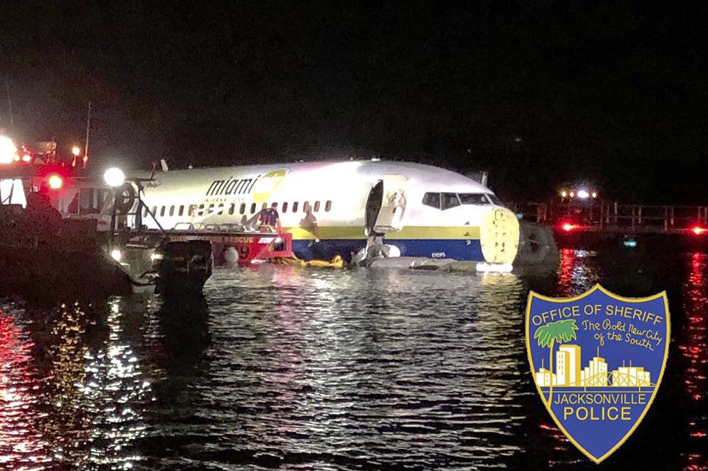 Avión con 143 personas cae a un río en Florida; no hay fallecidos