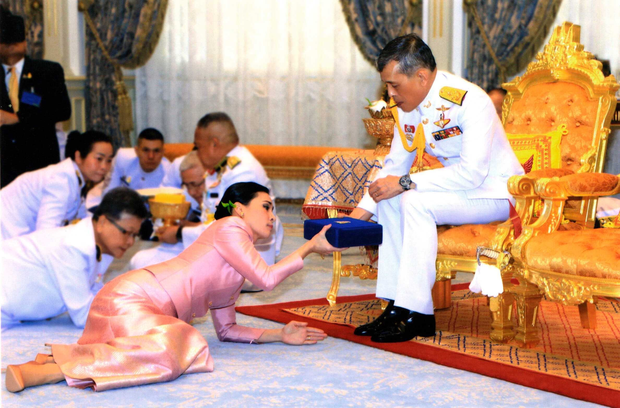 FOTO Suthida, de azafata y guardaespaldas a reina de Tailandia (AP 1 de mayo 2019 bangkok)
