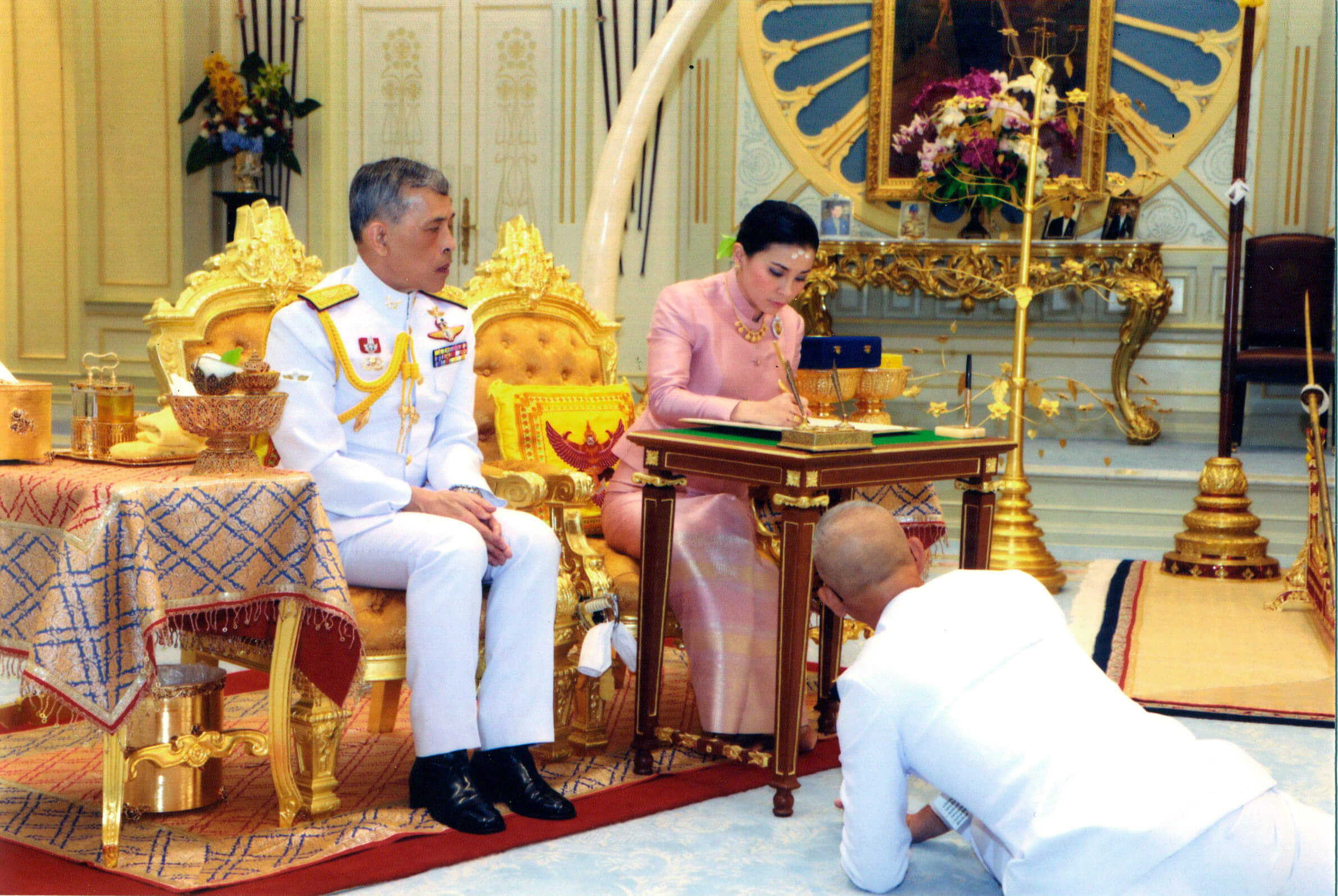FOTO Suthida, de azafata y guardaespaldas a reina de Tailandia (AP 1 de mayo 2019 bangkok)