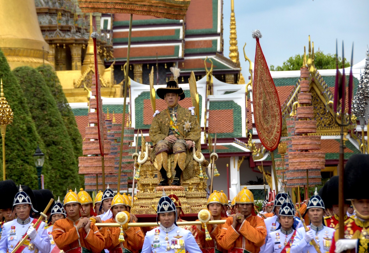 Foto: El rey de Tailandia, Maha Vajiralongkorn, es transportado en el palanquín real en Bangkok, Tailandia, mayo 4 de 2019 (Reuters)