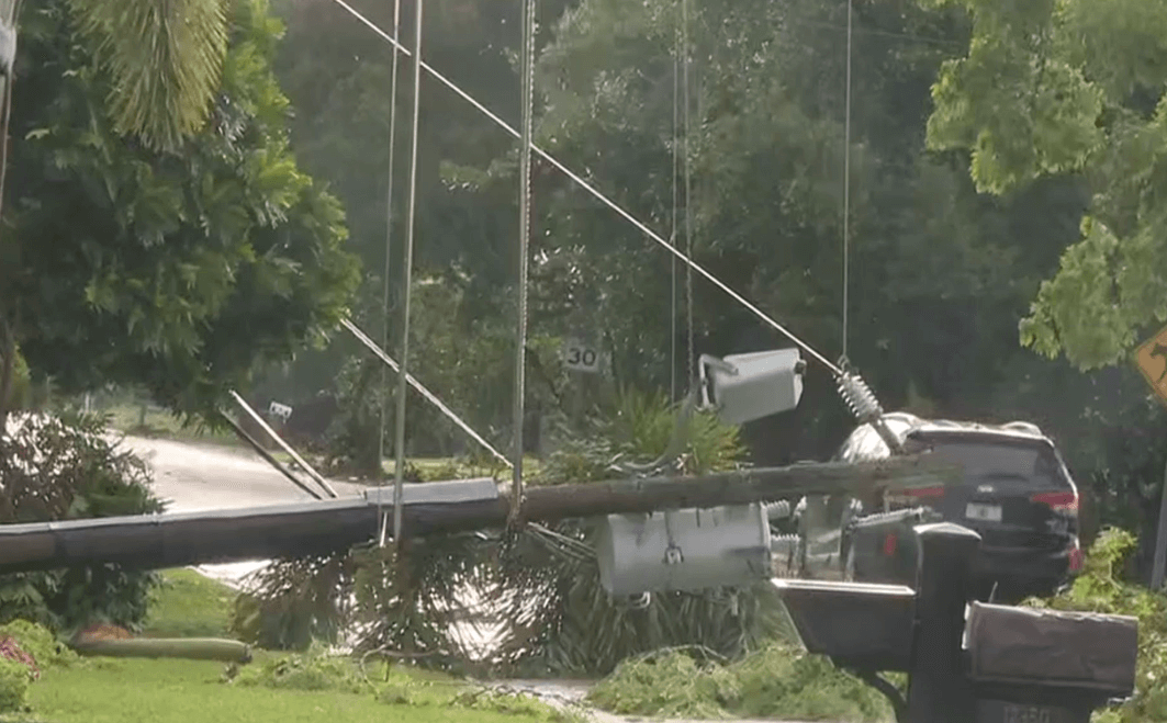 FOTO Severa tormenta tira postes de electricidad en Florida (Twitter @MWrightWPLG 7 mayo 2019 florida)