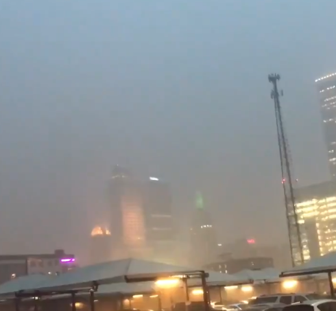 FOTO Tornado se forma cerca del aeropuerto de Tulsa, Oklahoma (Twitter)