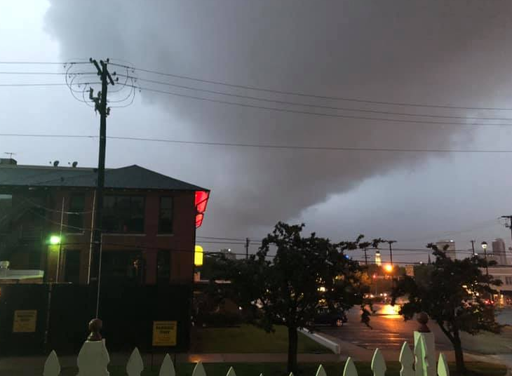 Tornado se forma cerca del aeropuerto de Tulsa, Oklahoma