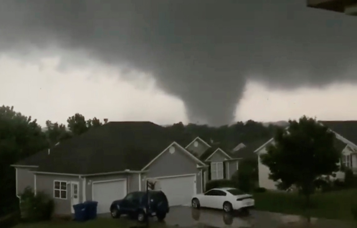 Violento y destructivo tornado azota Missouri; hay tres muertos