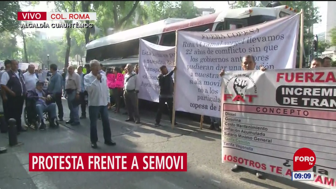 Transportistas protestan frente a Semovi