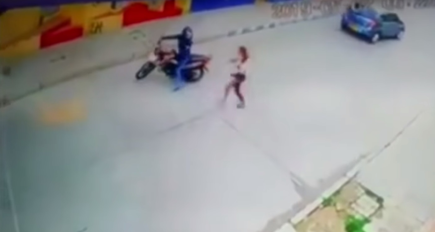 Tras lo ocurrido, la víctima logra huir y la delincuente decide abordar nuevamente la motocicleta para emprender el escape (Noticias Caracol Captura de Pantalla)