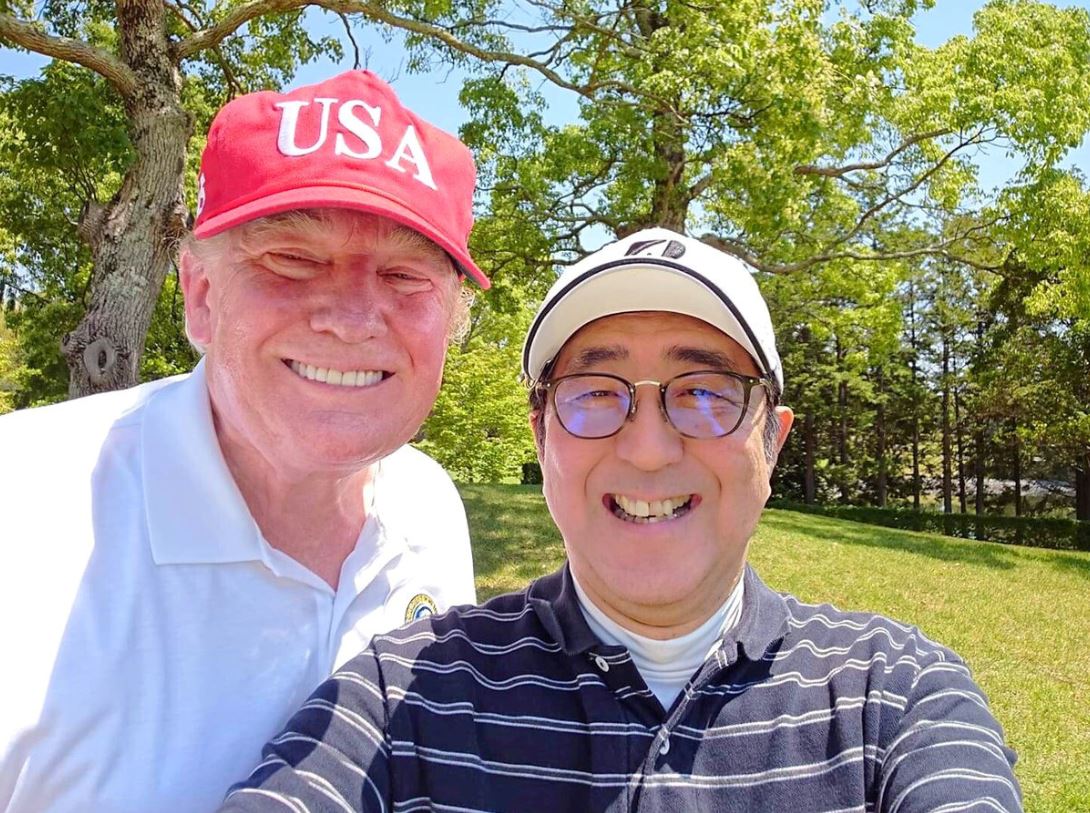 Foto: El primer ministro de Japón, Shinzo Abe, posa para una selfie con el presidente de los Estados Unidos, Donald Trump, en Mobara Country Club en Mobara, el 26 de mayo de 2019 (Reuters)