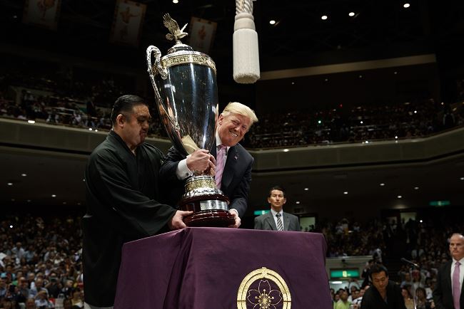 Foto: Donald Trump recoge la "Copa del Presidente" para entregarla al ganador del Torneo del Gran Sumo de Tokio, 26 mayo 2019