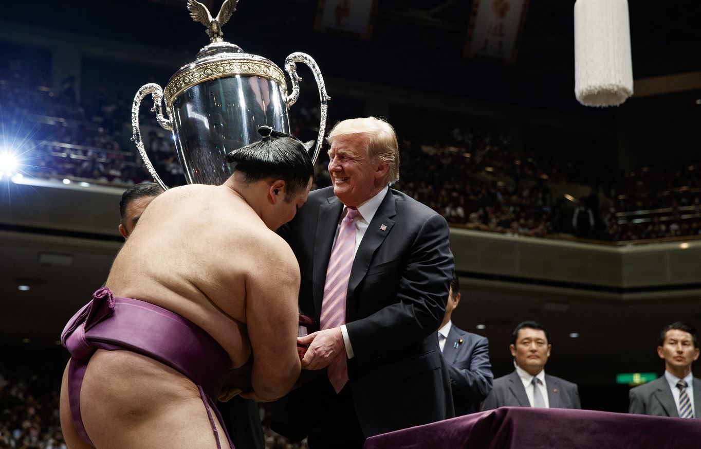 Foto: El presidente Donald Trump entrega la copa al vencedor en torneo de sumo en Japón, 26 mayo 2019