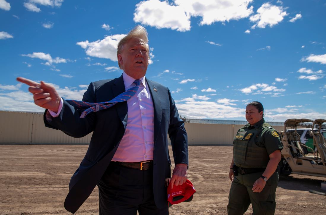 Trump evalúa desviar fondos destinados a aeropuertos para reforzar frontera con México