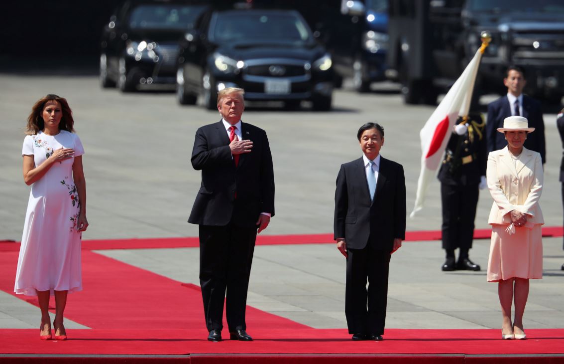 Foto: El presidente de Estados Unidos, Donald Trump, se encuentra con el emperador japonés Naruhito y la emperatriz Masako, el 27 de mayo de 2019 (Reuters)