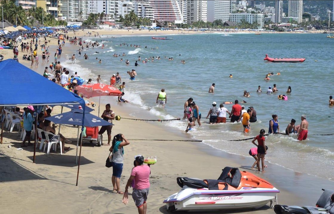 Foto: Turistas en el puerto de Acapulco, Guerrero, 1 de mayo 2019. Twitter @PoliturAcapulco