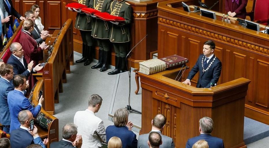 El comediante Vladímir Zelenski es investido presidente de Ucrania