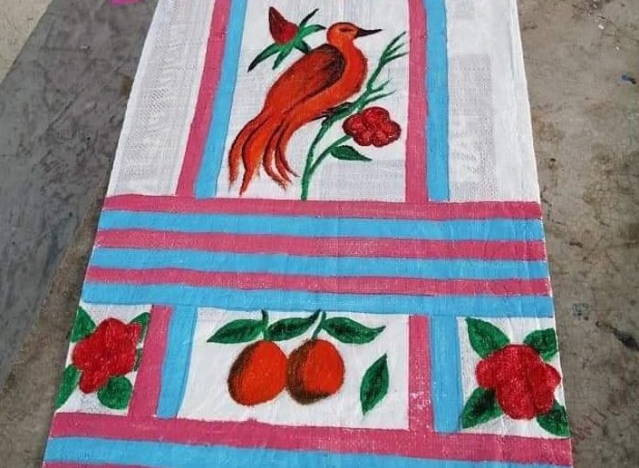 Uno de los huipiles pintados en costales, ya terminado y esperando ser usado por alguna de las alumnas (Facebook Cosas de oaxaqueños)