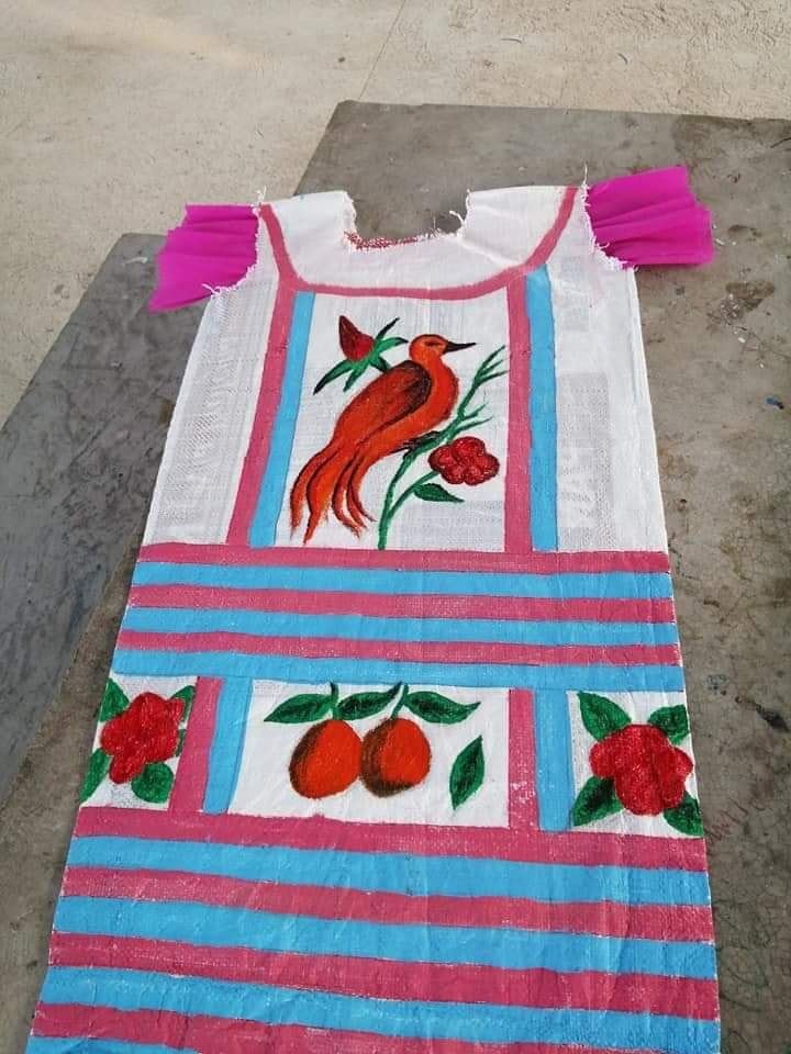 Uno de los huipiles pintados en costales, ya terminado y esperando ser usado por alguna de las alumnas (Facebook Cosas de oaxaqueños)