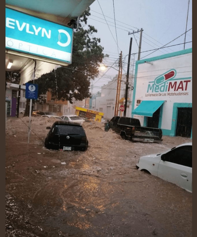 Foto: Vehículos arrastrados por tormenta en Matehual