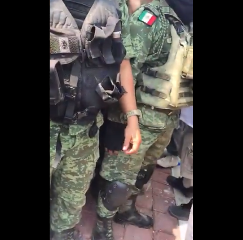 VIDEO: Desarman a militares en La Huacana, Michoacán