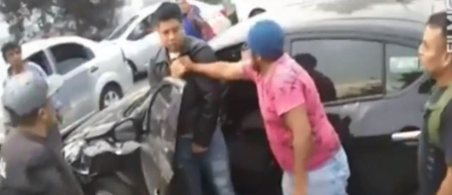 VIDEO: Hombres golpean a automovilista en Naucalpan, Edomex