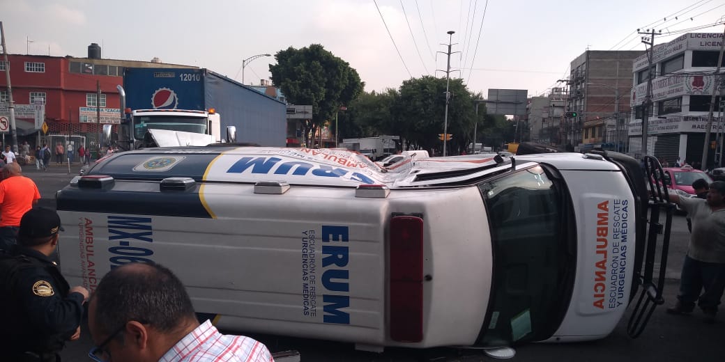 Vuelca ambulancia del ERUM tras choque con camión repartidor; dos heridos