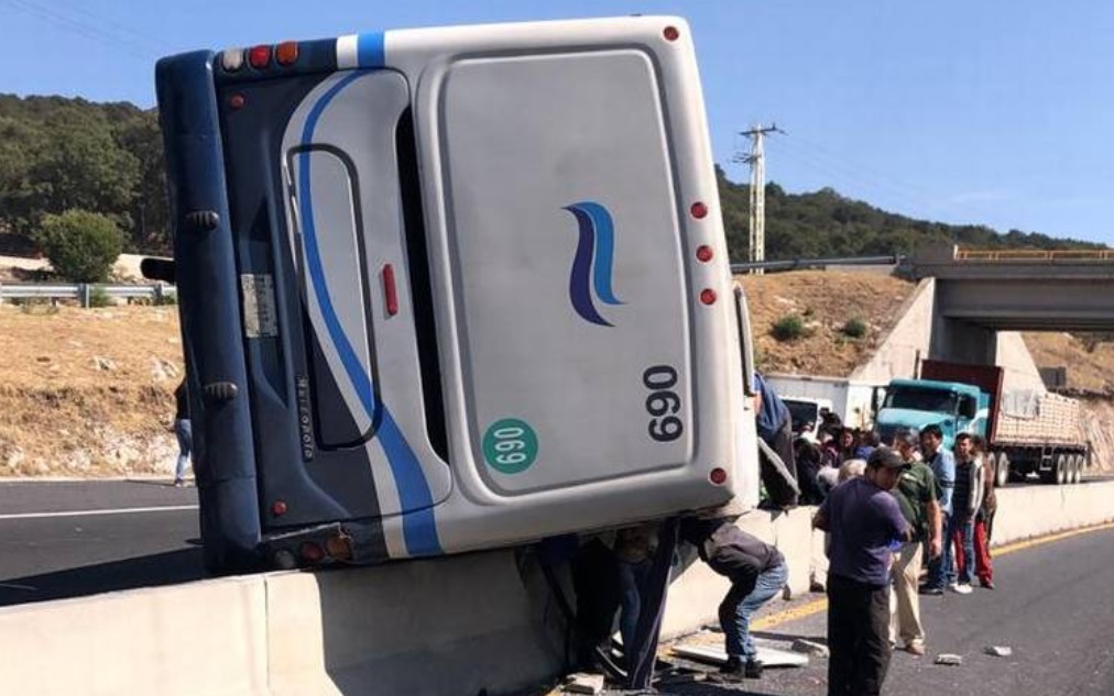 Foto: La volcadura de un camión de pasajeros en la carretera Acambay-Atlacomulco, en Edomex, deja 20 heridos, mayo 11 de 2019 (Twitter: @Contrapeso)