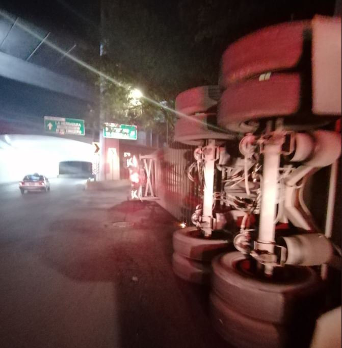 Foto: Vuelca tráiler que transportaba varias toneladas de tarimas en el cruce de Periférico y Conscripto, CDMX, 25 mayo 2019